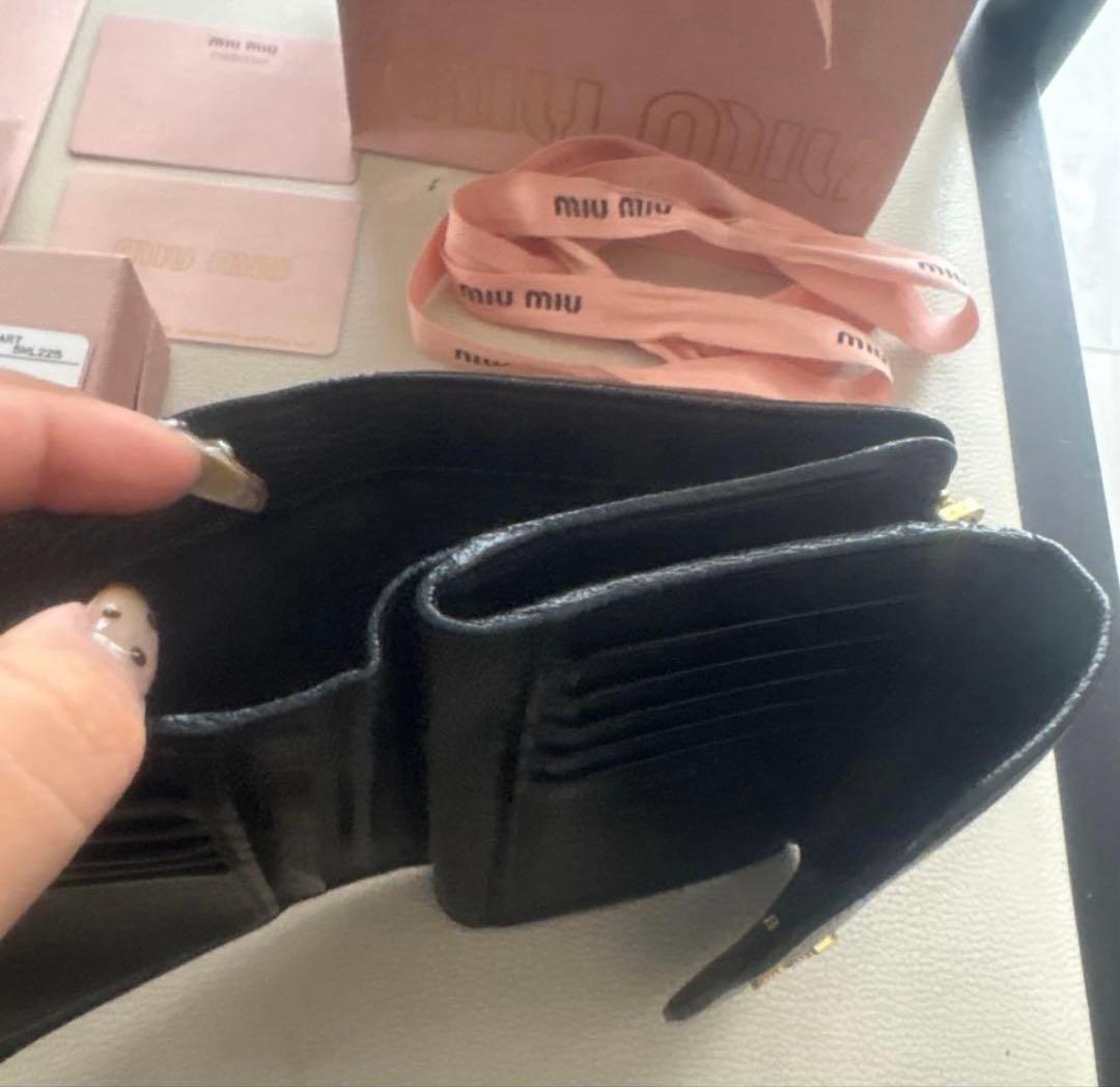 【期間限定お値下げ中‼️】miu miu 黒 三つ折り財布 付属品あり