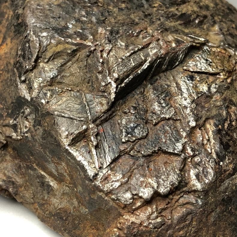 隕石 鉄隕石　アルタイ隕石　原皮付き　ナチュラル　原石　重さ約975ｇ　立て付き