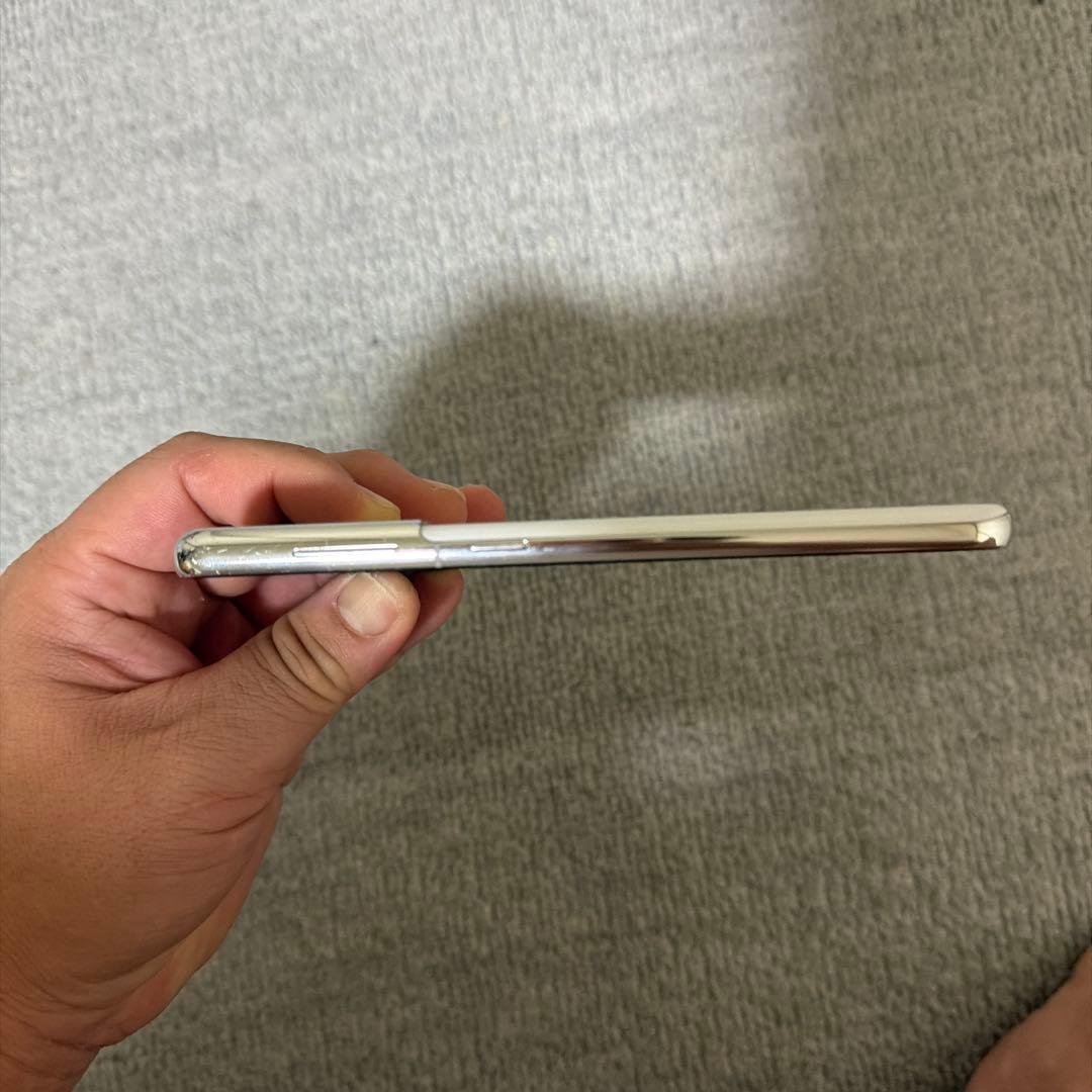 中古品　スマートフォン本体及び付属品一式（SIMロック解除済み、初期化済み）