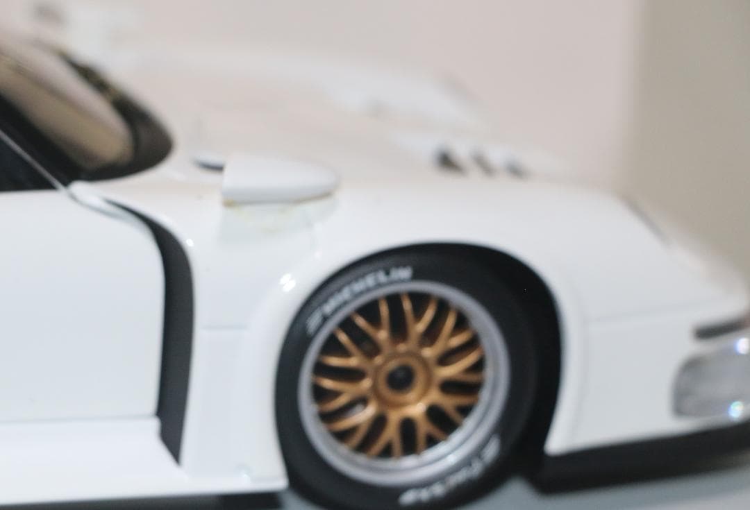 貴重　UTモデルズ製 ポルシェ９１１ＧＴ１　白　１／１８　中古品