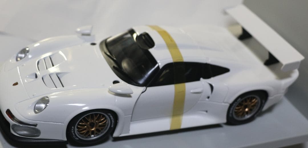 貴重　UTモデルズ製 ポルシェ９１１ＧＴ１　白　１／１８　中古品