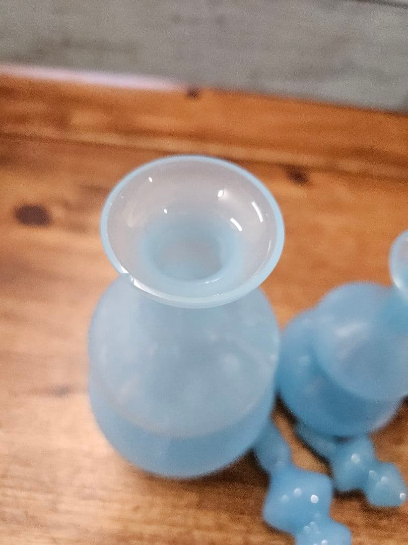 フランスアンティーク オパリンガラスの香水瓶 3本セット ボトル 蓋付き