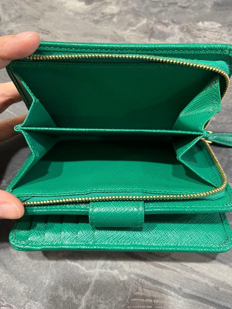 PRADA グリーン 二つ折り財布　サフィアーノ