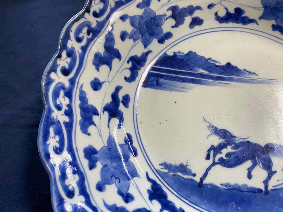 麒麟と唐草柄の波型深皿