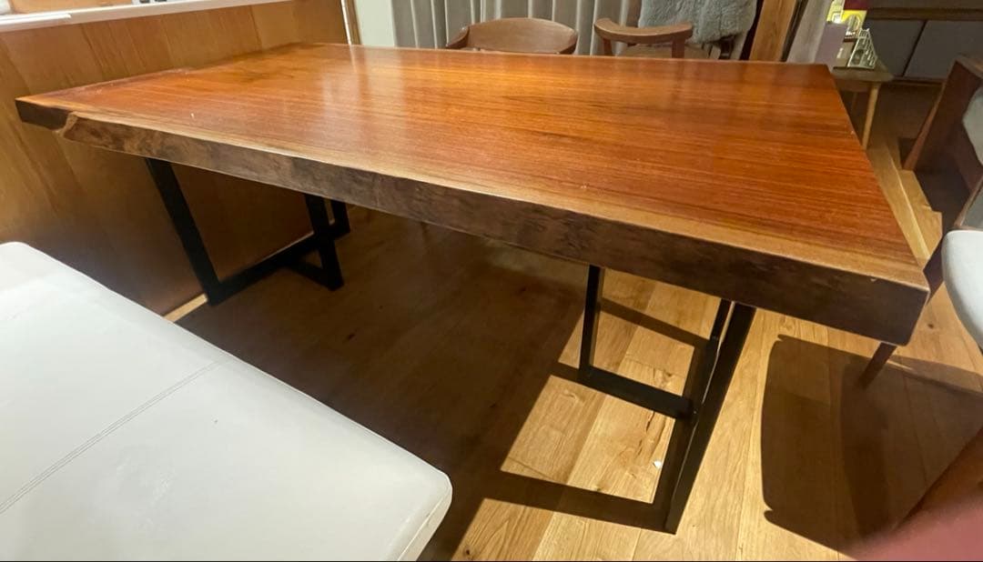 ウォールナットの一枚板テーブル