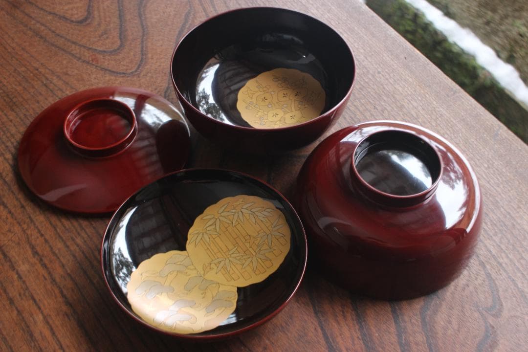 極小傷あり！極上紅溜塗にモダン松竹梅蒔絵のお椀2点（検輪島塗京塗蒔絵椀雑煮椀
