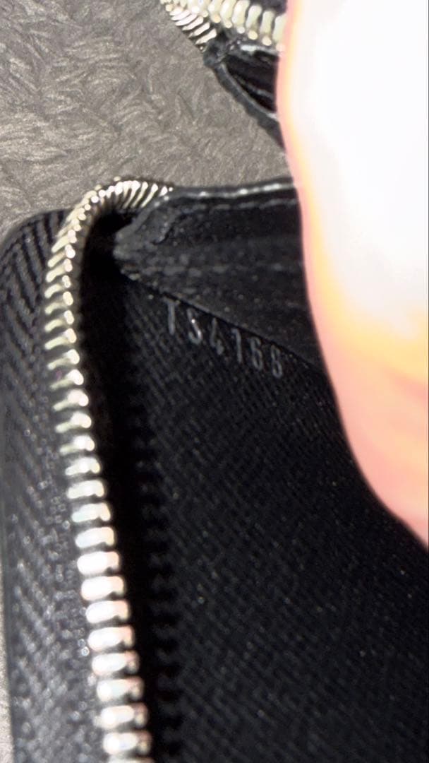 Louis Vuittonエピ　ジッピーパース［ルイヴィトン］