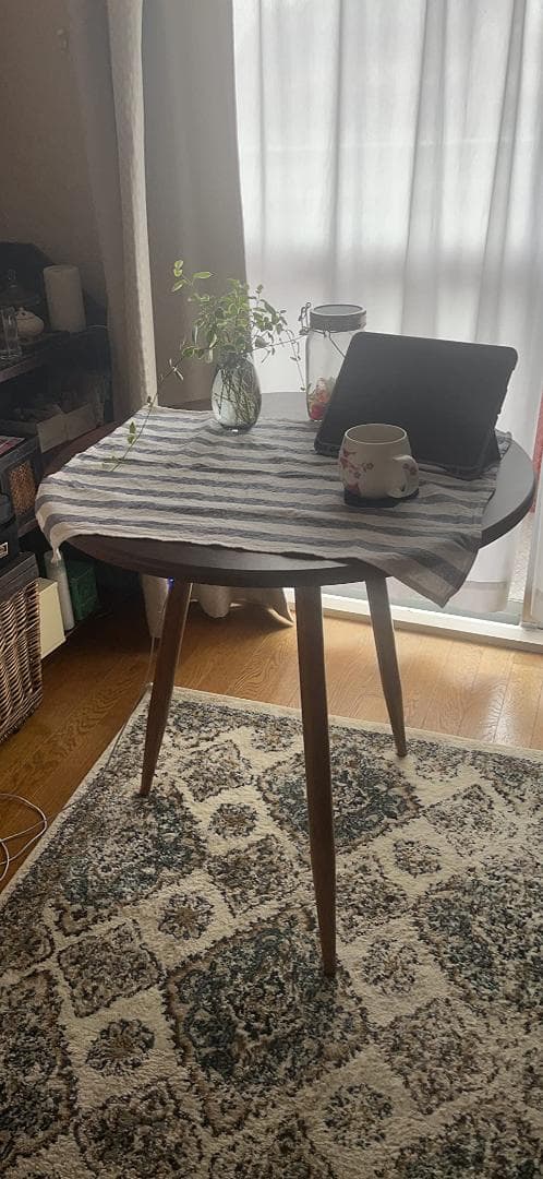 モダン 直径60cm 赤いクルミの北欧風丸テーブル 高さ72cm