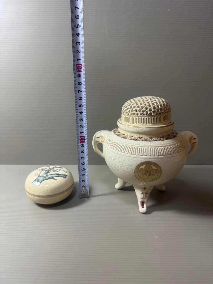 2067 薩摩焼　紋入香炉　梅模様香合　未使用