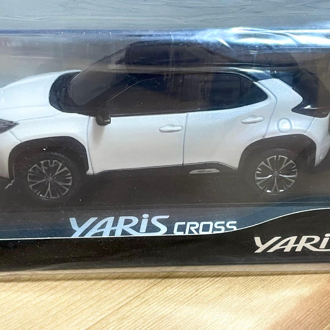 新品未開封 ヤリスクロス ホワイト ミニカー カラーサンプル 1/30 ⑨2KR