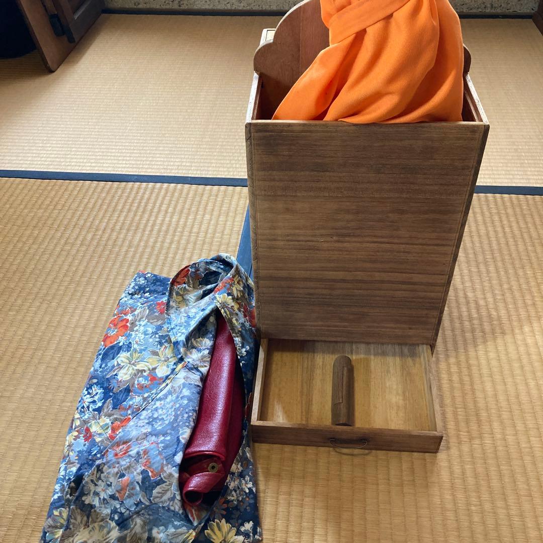 三味線1棹と収納用長袋、三味線の￼ソフトケース及び三味線2丁立箱1箱の4点セット