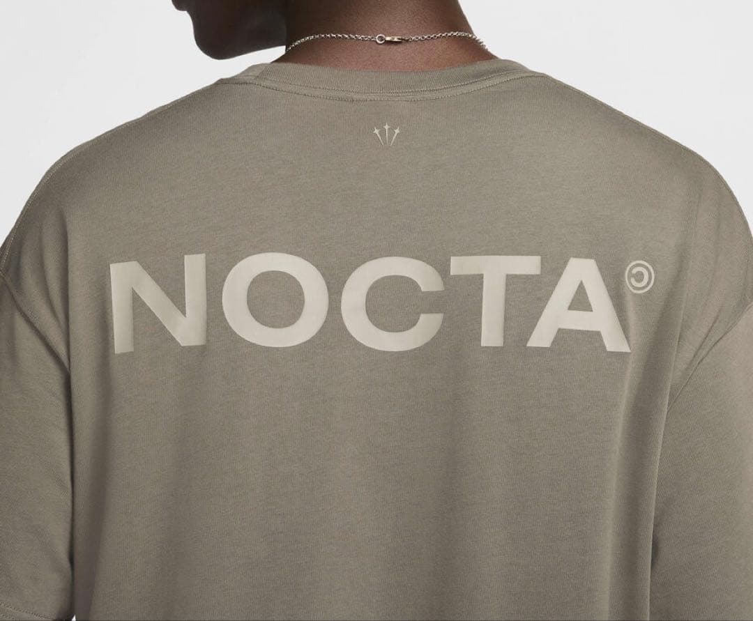 海外限定色☆ナイキx NOCTA【ショートスリーブグラフィックT】ブラウンL新品