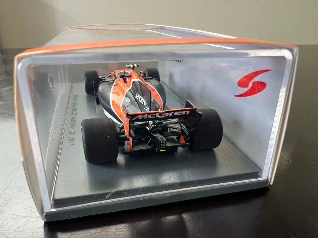 McLaren MCL32 2017 バンドーン。サイン入りミニカー1:43