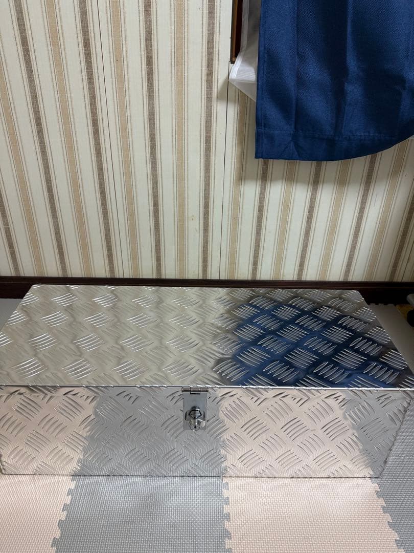 アルミボックス　鍵付き　軽トラ　ハイラックス