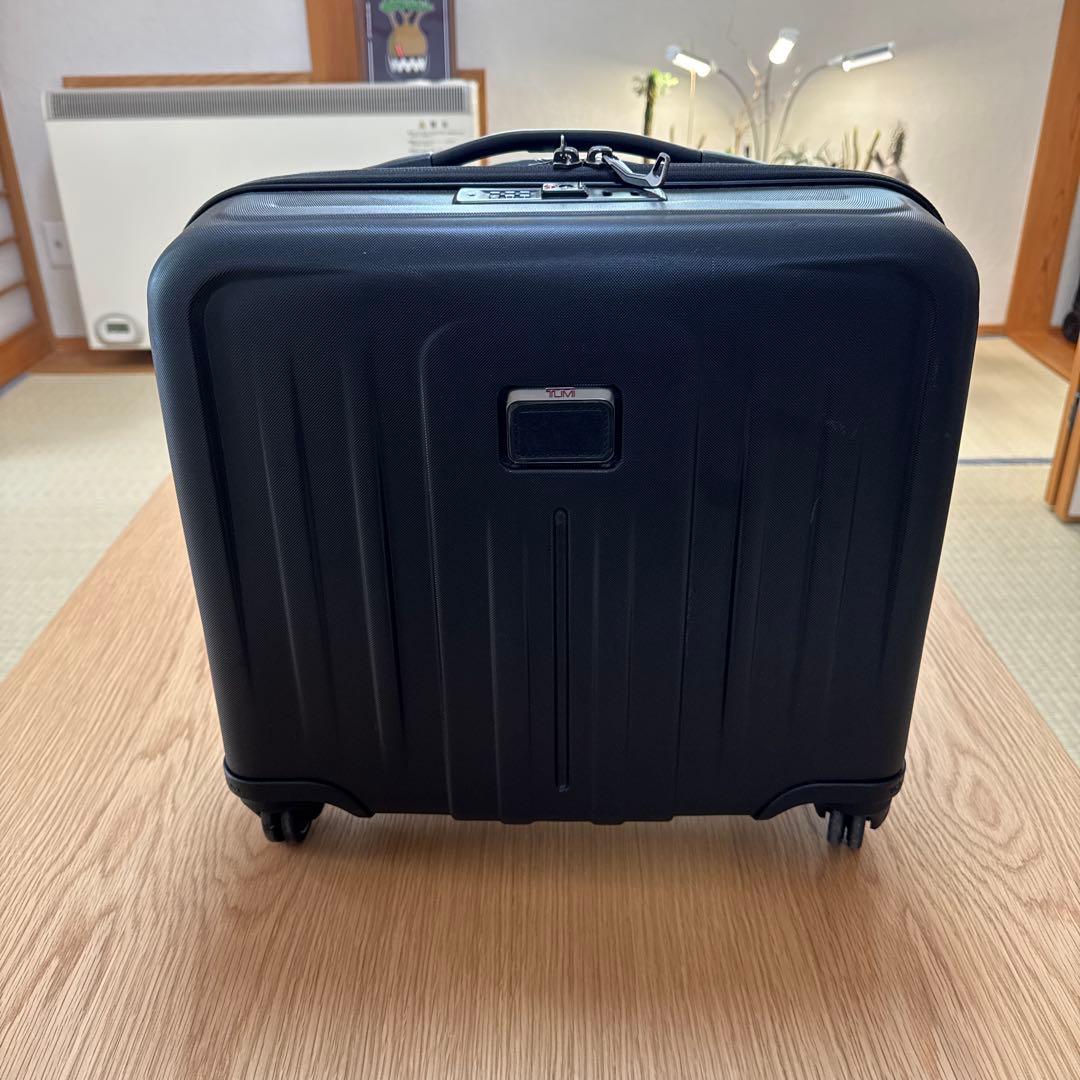 tumiブラックキャリーケース 4輪キャスター付き
