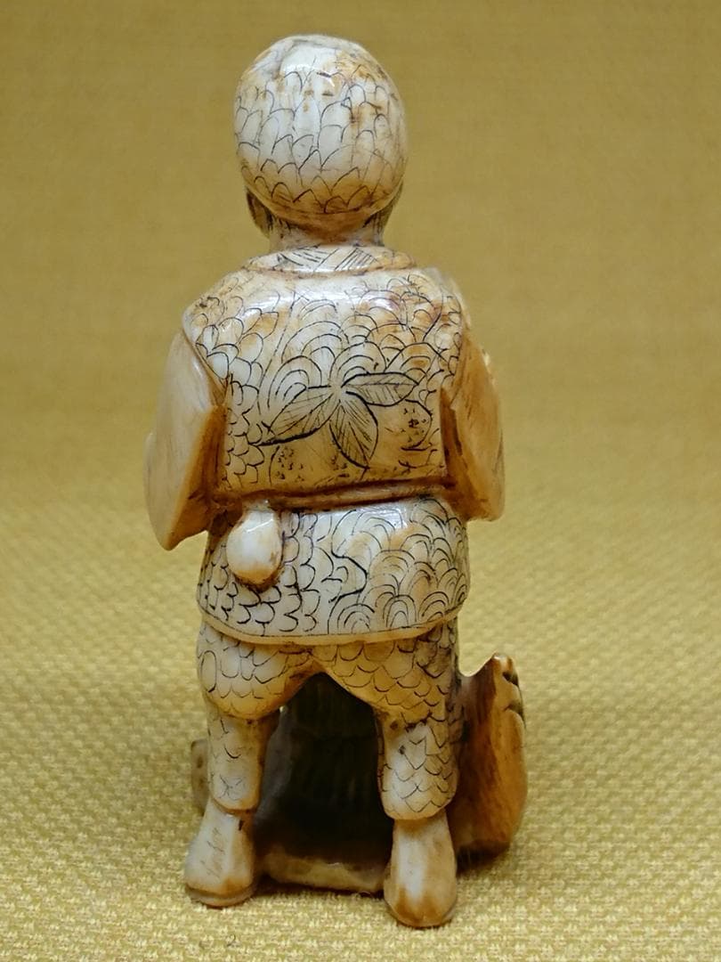 人形　天然素材　彫刻　彫像　根付　置物　インテリア　工芸品　美術品　A2825