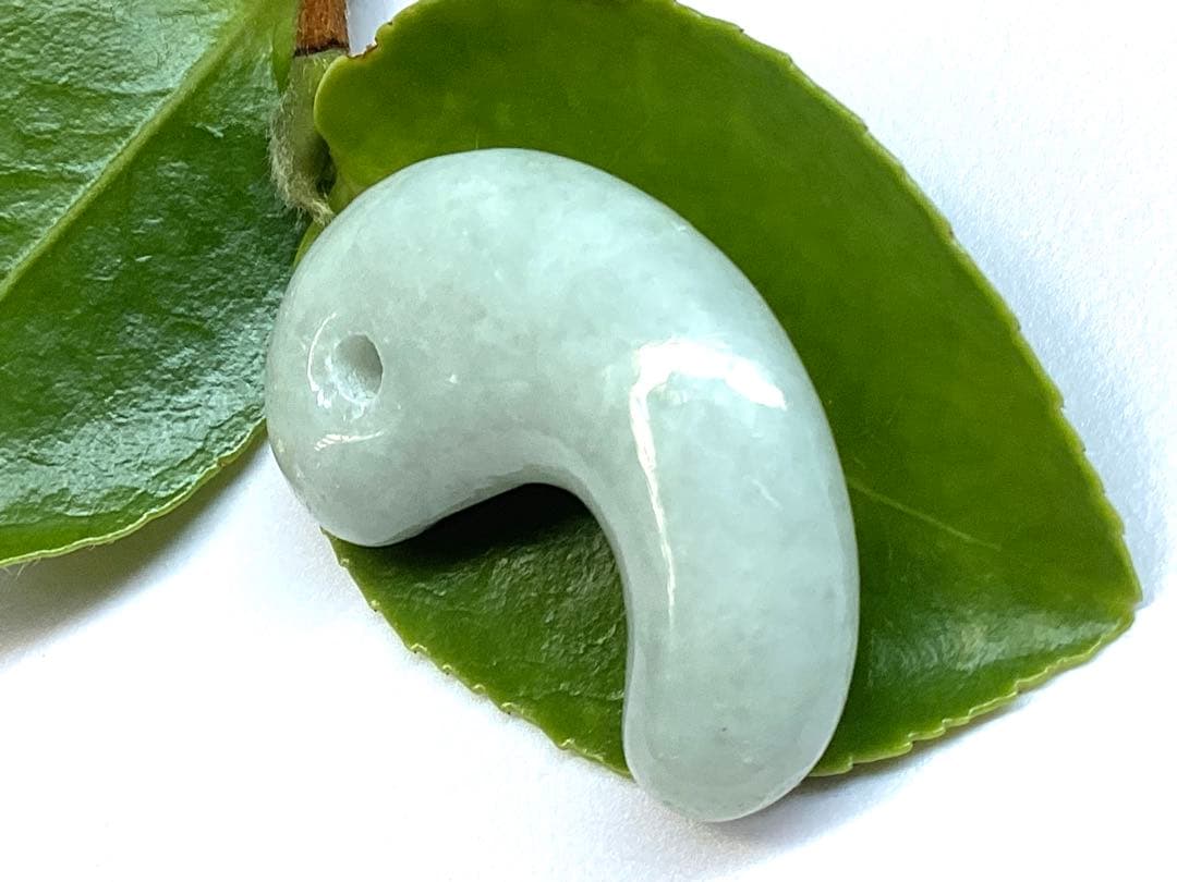 ✳浮かぶ氷紋様‼️　アイスジェイド　吉祥開運*糸魚川翡翠勾玉　お守りに　鑑別書付‼️