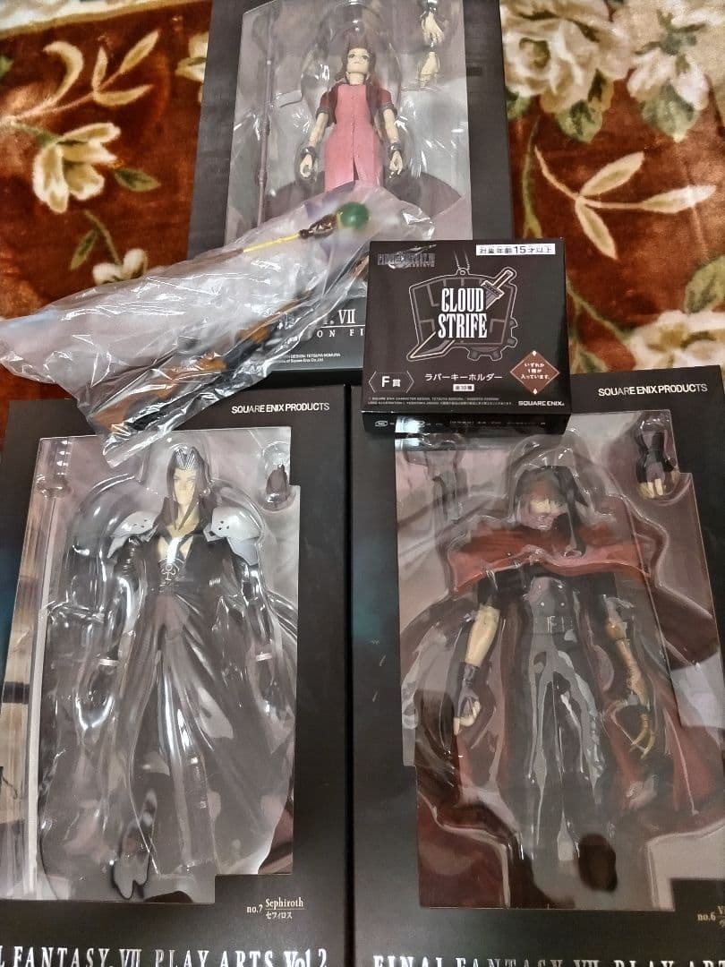 FF7 プレイアーツ フィギュア/エアリス＆セフィロス＆ヴィンセント＆オマケ