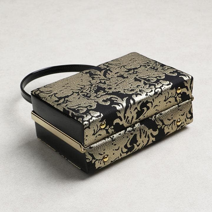 【新品】草履バッグセット　黒地にモダン柄 (ゴールド) 03079