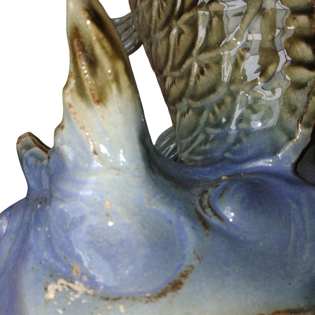 水面に跳び跳ねる鯉　置物　陶器製