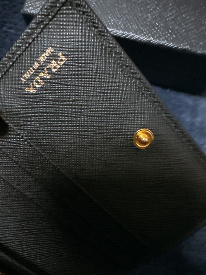 最終お値段です。PRADA 二つ折り財布
