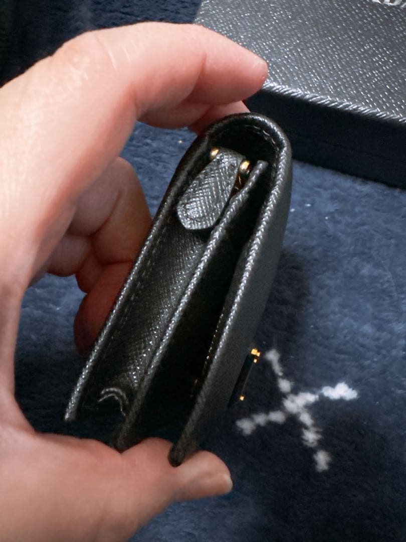 最終お値段です。PRADA 二つ折り財布