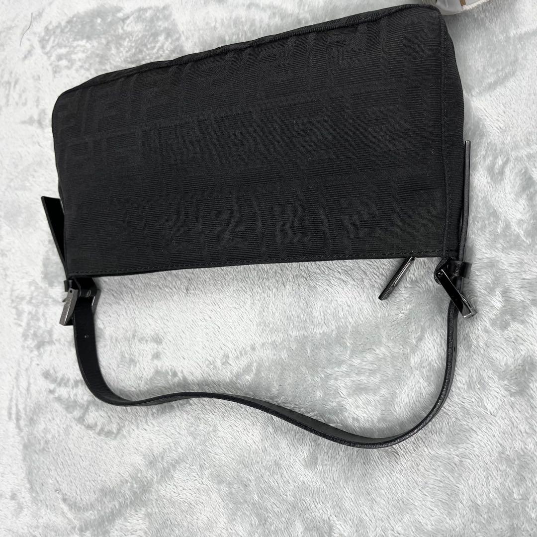 美品 FENDI フェンディ アクセサリーポーチ ズッカ柄 ブラック 黒