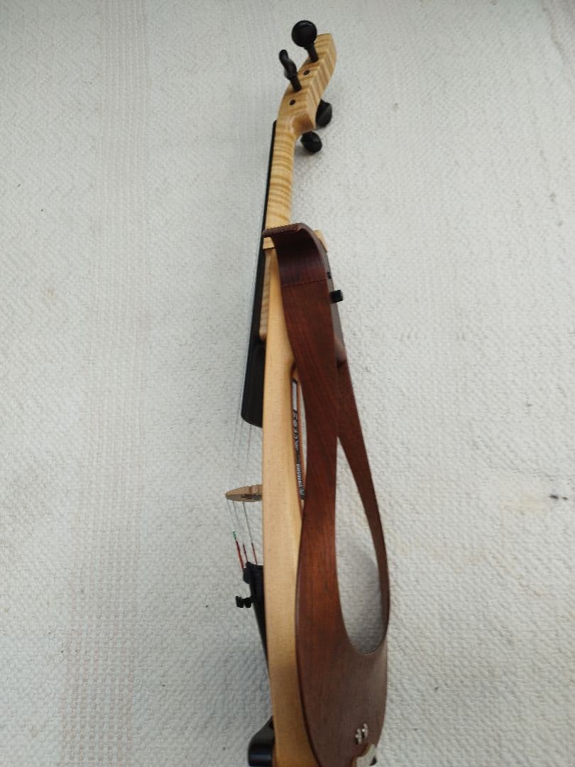 虎杢YEV104 エレクトリックバイオリン 4弦 ハードケース、弓と肩当てセット