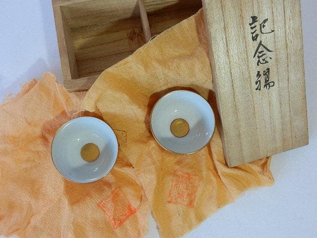 赤絵金彩酒盃２個「陶印　九谷竹塘」（何故か「平安　松山造」の桐箱入り）