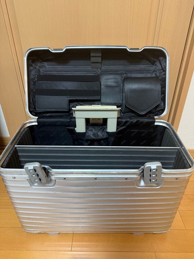 希少品 37L リモワ 928.51『トパーズ』 パイロット 廃盤 2輪