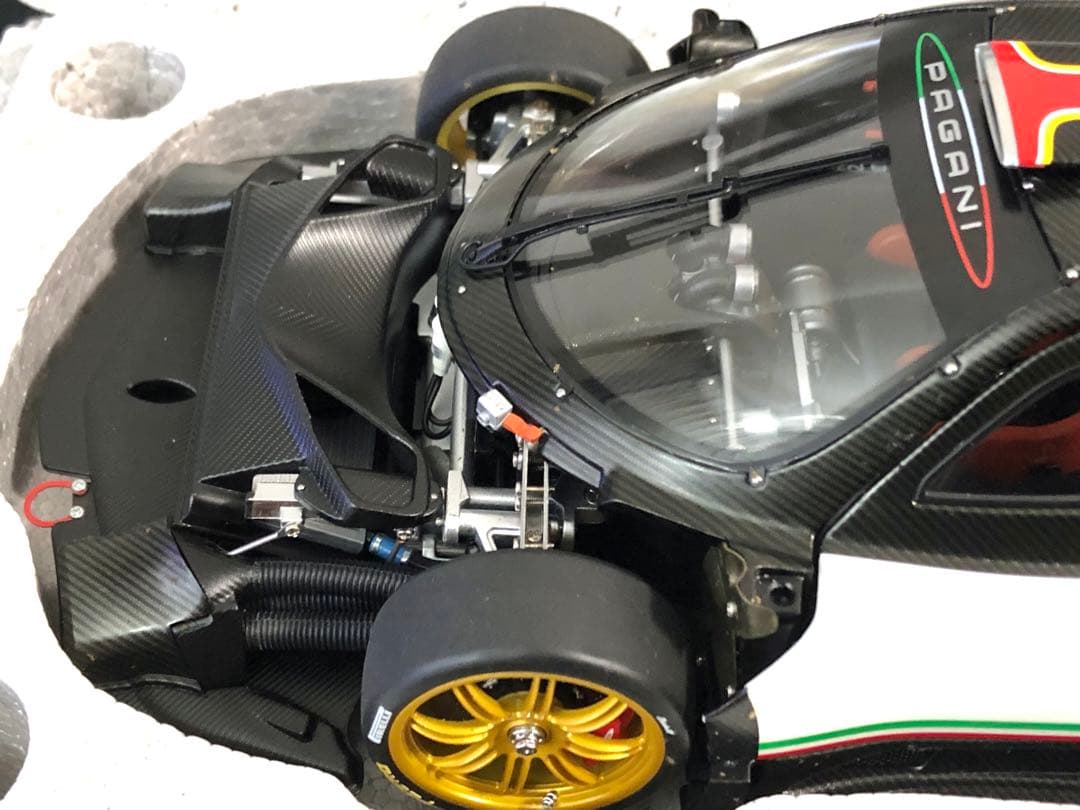 ★絶版！オートアート￼ 1/18 パガーニ ゾンダR (イタリアンストライプ￼)