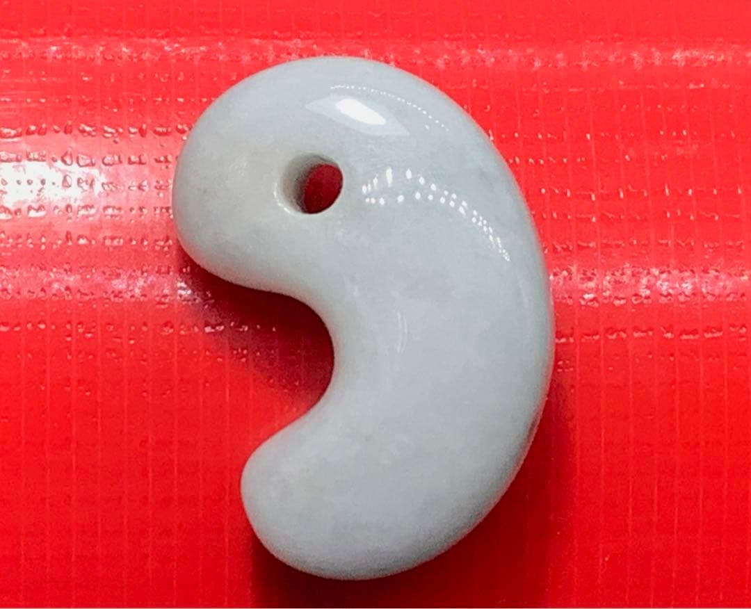 高品質灰青混じり色ヒスイ　糸魚川翡翠ジェダイト　艶照り良好‼️ 外部鑑定鑑別書付