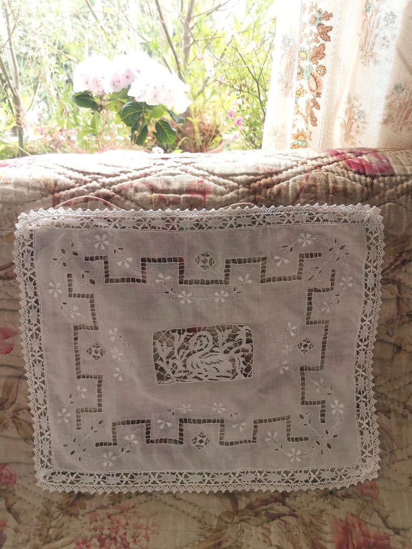 アンティーク 花咲く水辺の白鳥 オープンワーク アイレット花刺繍 レースパネル