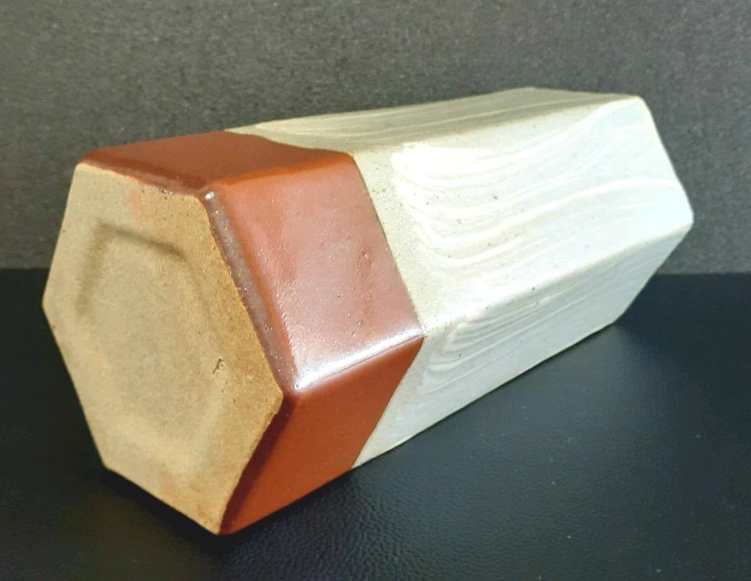 人間国宝　濱田庄司愛弟子】益子焼【明石庄作】造　赤絵刷毛目　六角形　花入れ　共箱