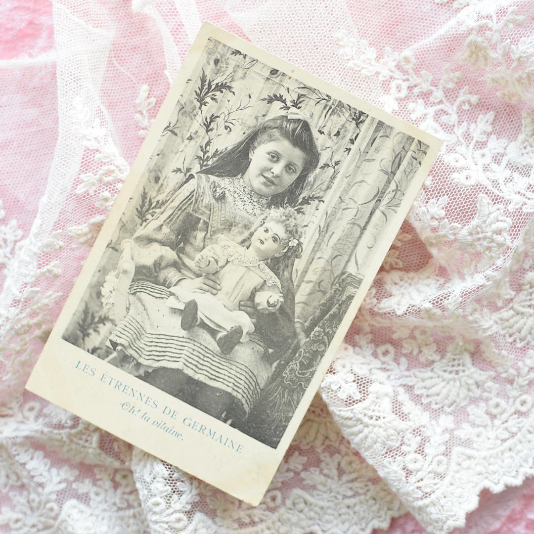 *アンティークポストカード　お人形と素敵な新年を迎える可愛い少女