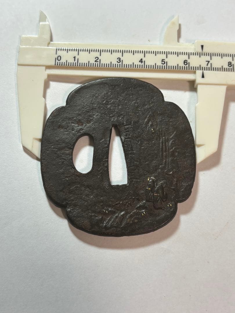 鐔鍔つば　山城国伏見住金家　在銘　唐人物　風景図　鉄地　江戸時代