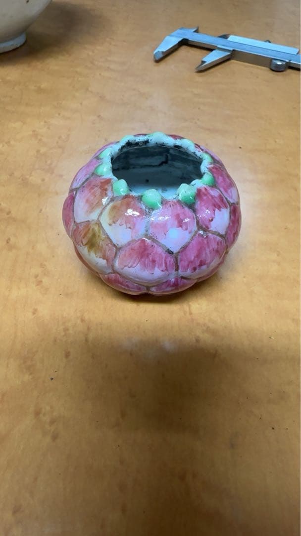 清代粉彩蓮花型水盂