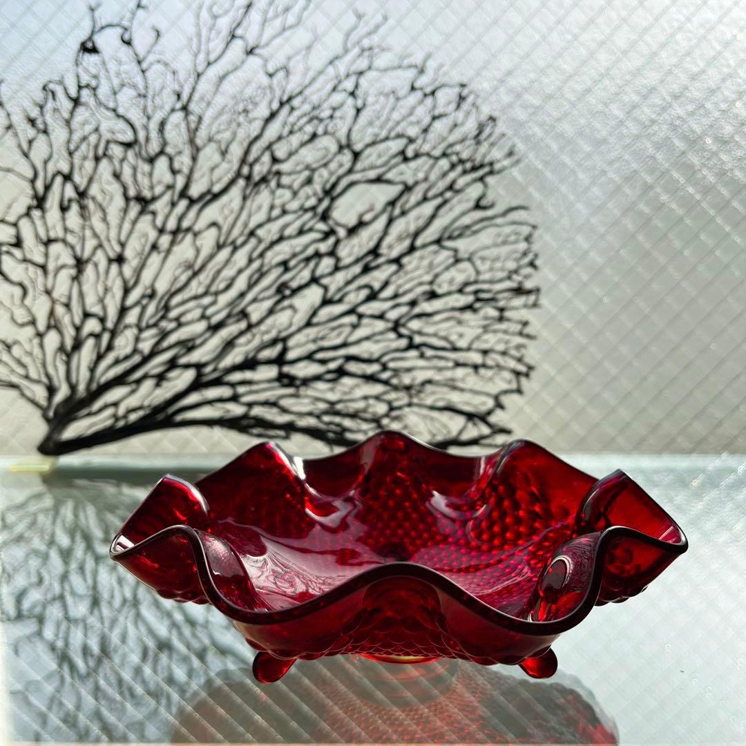 骨董　時代ガラス　霰プレス　三ツ脚付き　フリル　平鉢　菓子鉢　コンポート　ウラン