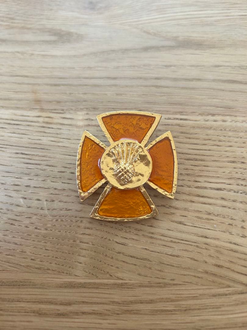 イヴサンローラン　オレンジと金のクロスデザインブローチ