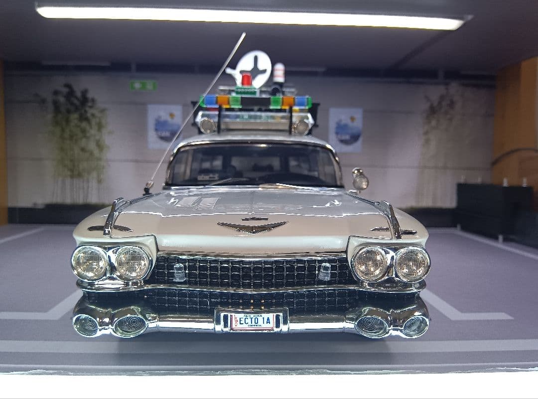 PYOMARO　Hot Wheels 1/18 Ecto-1A