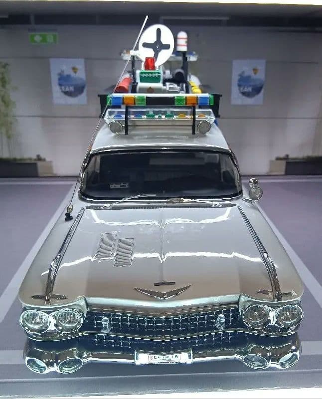 PYOMARO　Hot Wheels 1/18 Ecto-1A