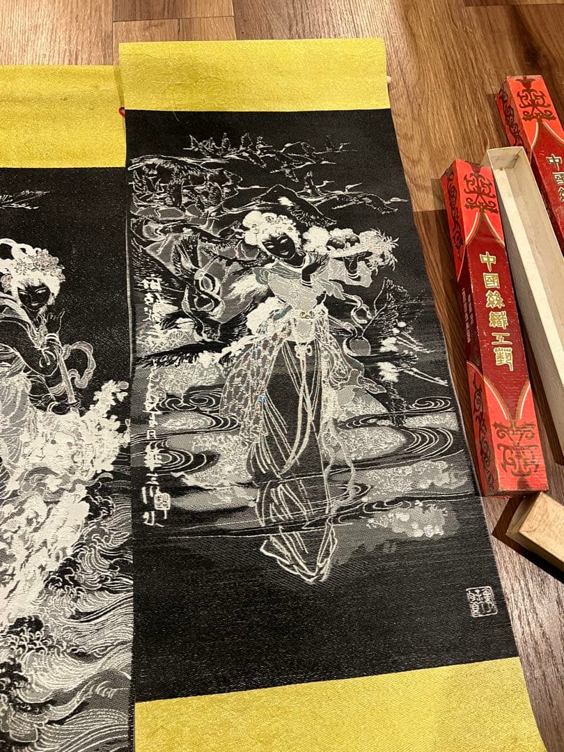 華三川が制作した『麻姑献寿』の絹織り絵で、杭州絹織工芸廠によって製造されたもの