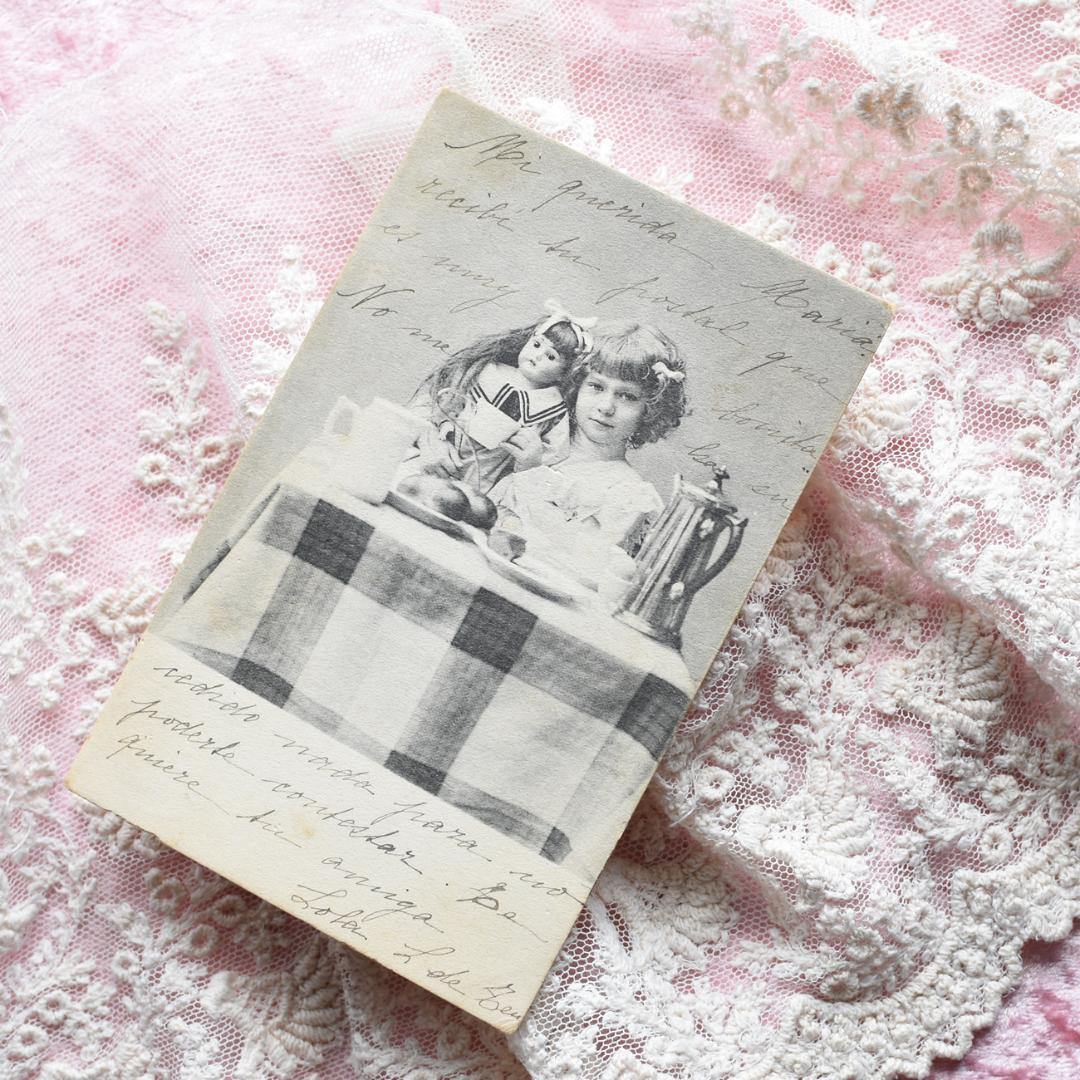 *アンティークポストカード　お人形と朝食を楽しむ可愛い少女*