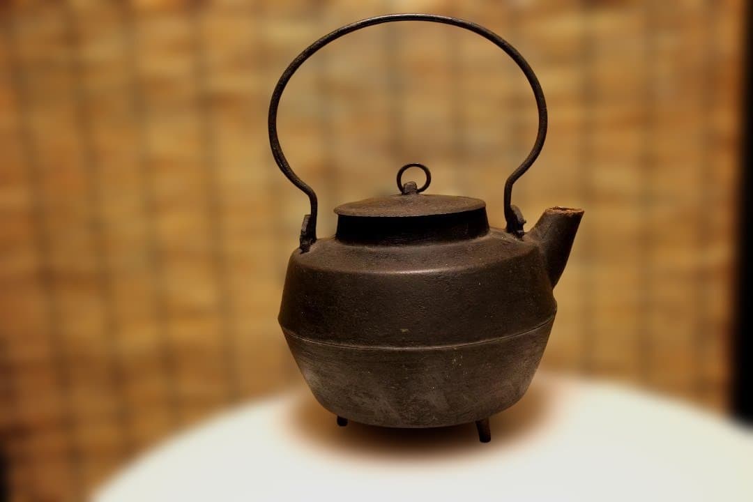 古鉄瓶　　銅環三足鉄砲口大鉄瓶　希少品　　水漏れなし