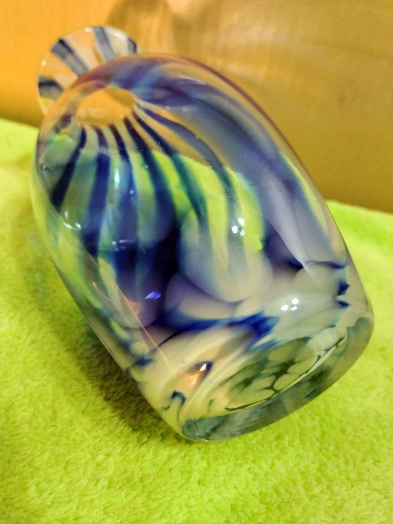 ウランガラス花瓶 (青＆透明のストライプ模様)