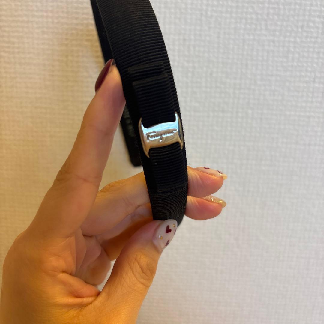 フェラガモ　カチューシャ　シルバー　リボン