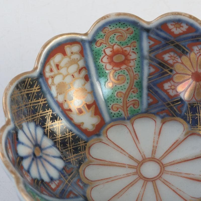 伊万里焼　奇玉宝鼎之珍　色絵金彩　花草文　輪花盃　時代箱付　V　9550