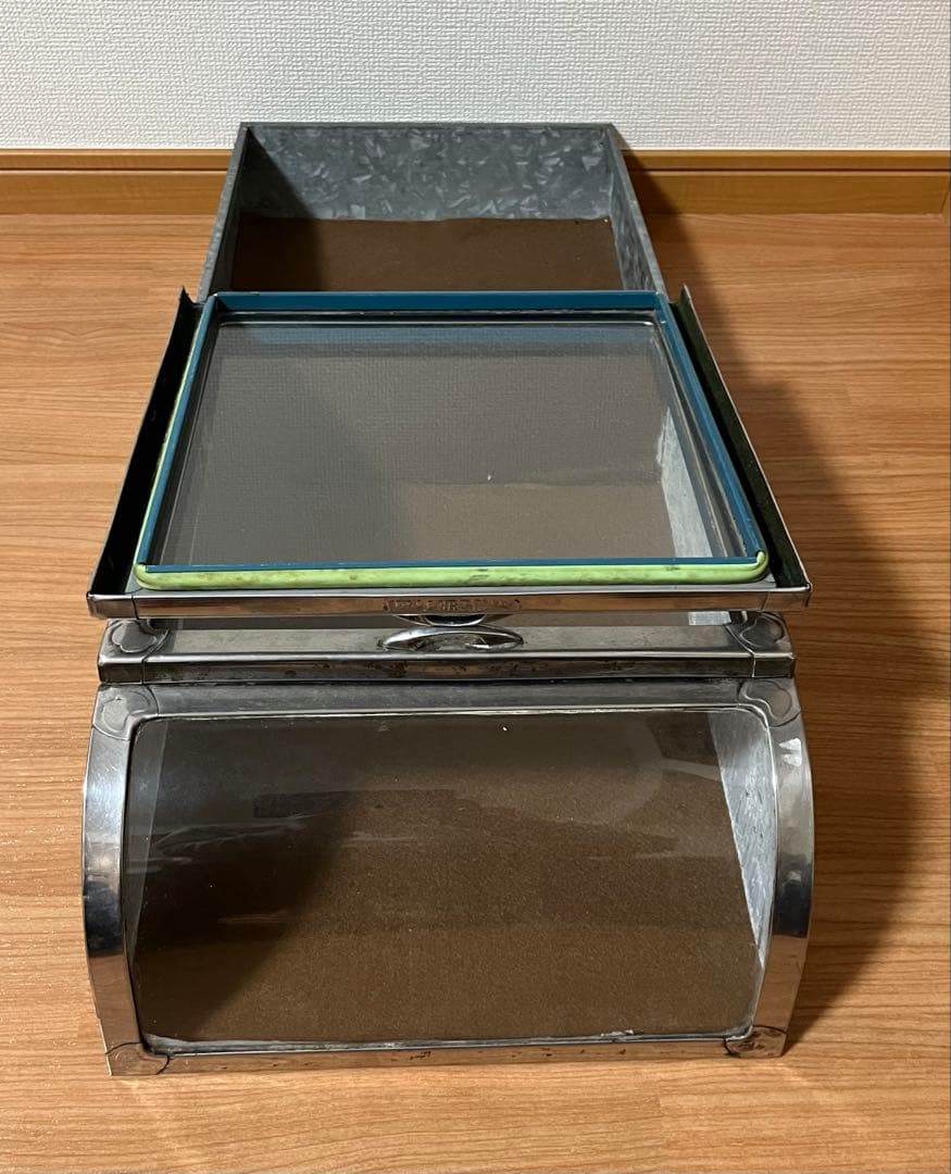 【1月限定価格】昭和レトロ　ブリキ製ショーケース（2枚扉、取り外し可能）