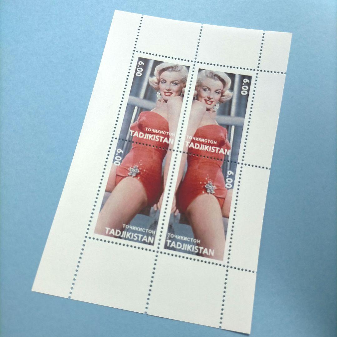 2933 外国切手 タジキスタン マリリンモンロー 田型入りシート 未使用
