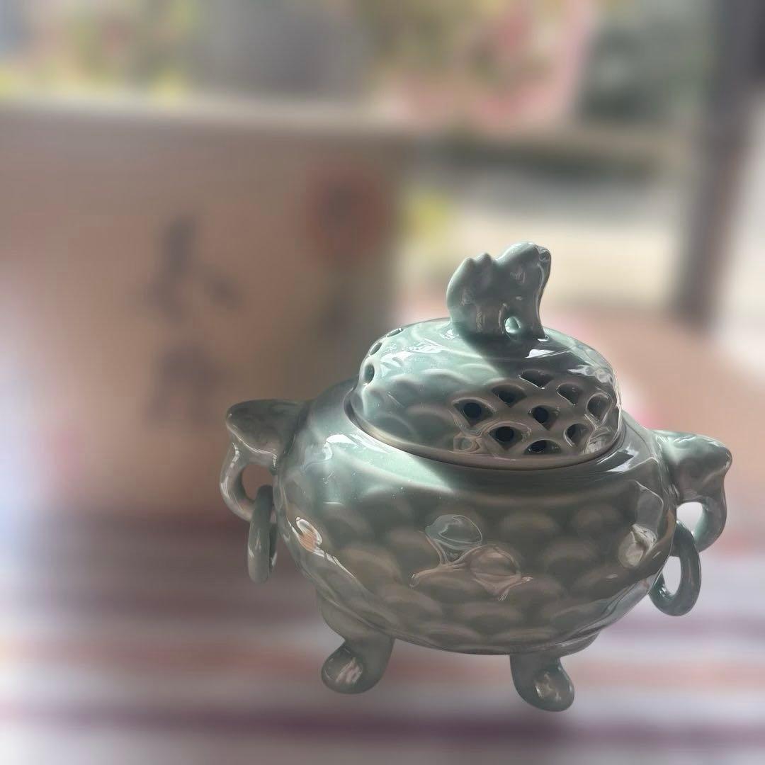 『鍋島焼」冬山作香炉　青磁透し彫（木箱付）